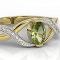 Ring i 14 karats guld med olivin 0,60ct och 10 diamanter 0,04ct