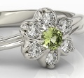 Ring i 14 karats guld med en olivin på 0,08ct och 6 diamanter på 0,12ct