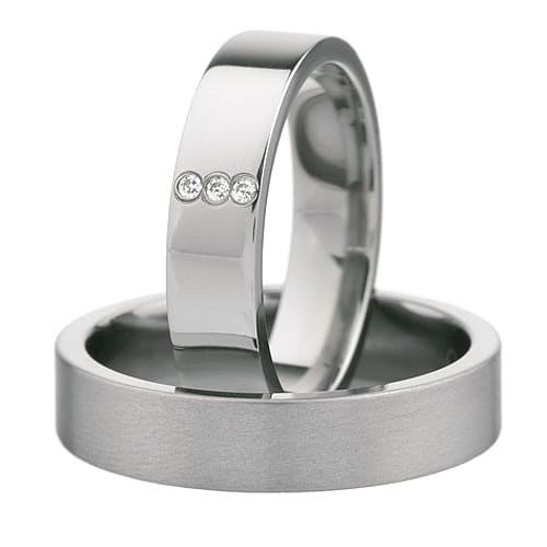 Vigselringar i titan med 3 zirkonier Swarovski