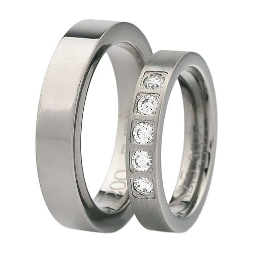 Vigselringar i titan med 5 zirkonier Swarovski