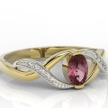 Ring i 14k guld med rubin på 0,54ct och 10 diamanter på 0,04ct