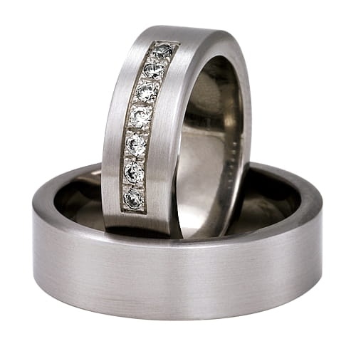 Vigselringar i titan med 7 diamanter 0-14ct