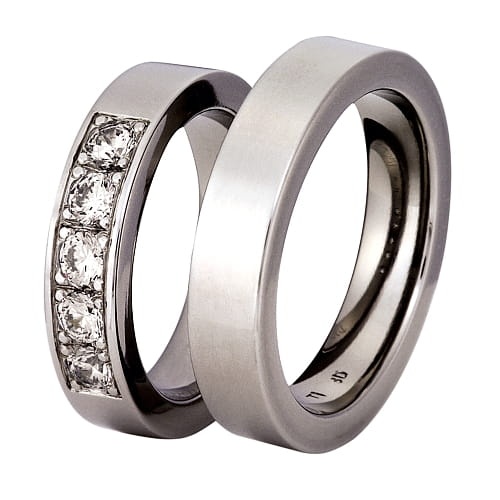 Vigselringar i titan med 5 diamanter 1ct