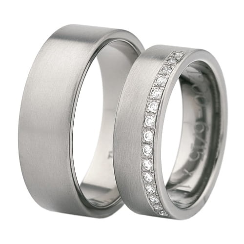 Vigselringar i titan med 15 zirkonier Swarovski