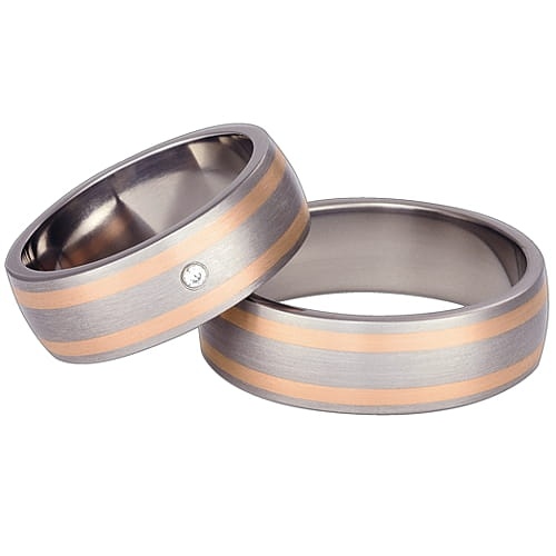 Vigselringar i titan och 14k rött guld med zirkonia Swarovski