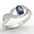 Ring i 14k guld med safir på 0,50ct och 10 diamanter på 0,04ct