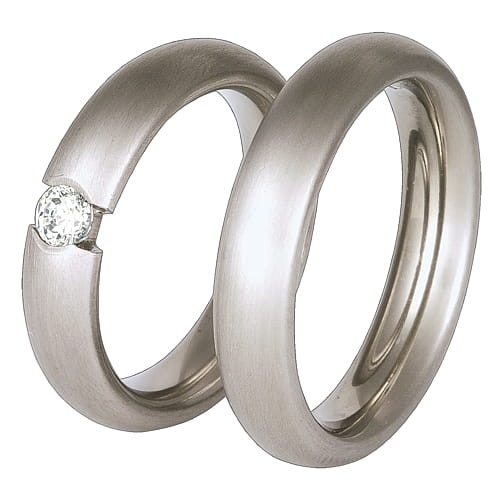 Vigselringar i titan med zirkonia Swarovski