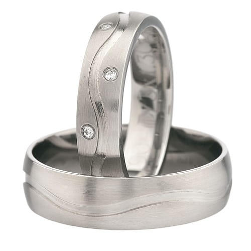 Vigselringar i titan med 3 zirkonier Swarovski