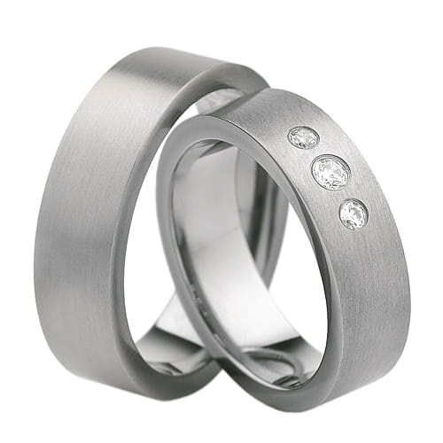 Vigselringar i titan med 3 zirkonier Swarovski