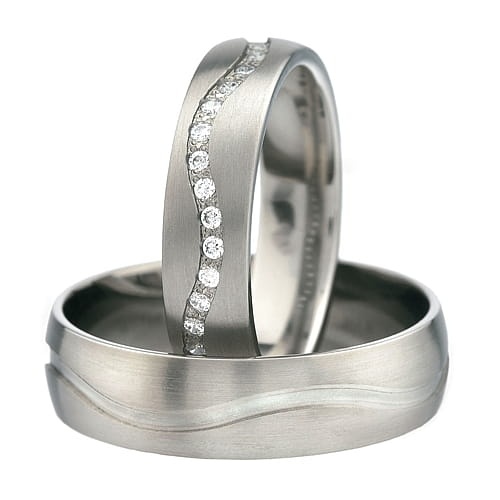 Vigselringar i titan med 19 zirkonier Swarovski