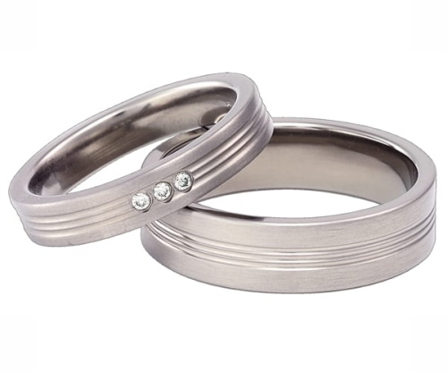 Vigselringar i titan med 3 zirkonier Swarovski