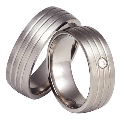 Vigselringar i titan med zirkonia Swarovski