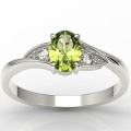 Ring i 14k vitt guld med olivin på 1ct och 2 diamanter